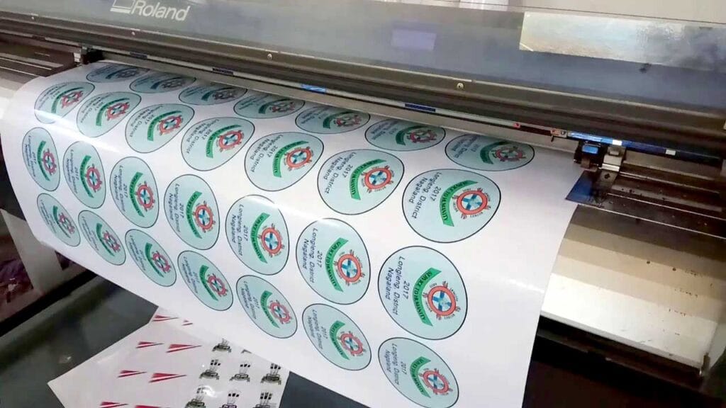 etichete autocolant printate si taiate pe contur