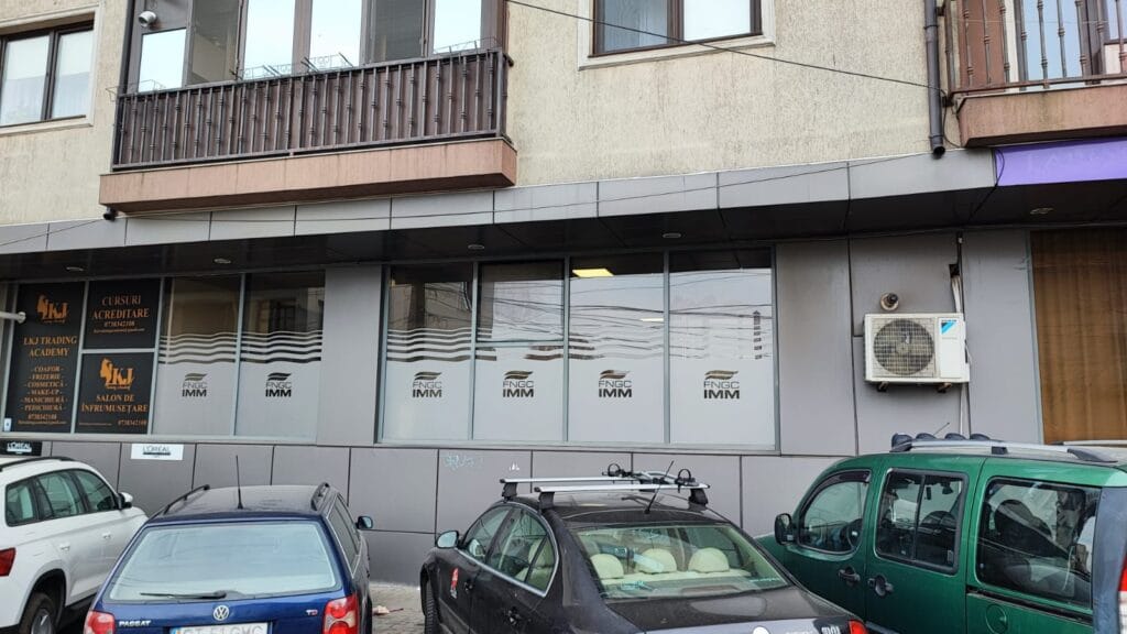 montaj autocolant geamuri autocolant sablat folii decorative folii taiate la cutter plotter autocolant personalizat